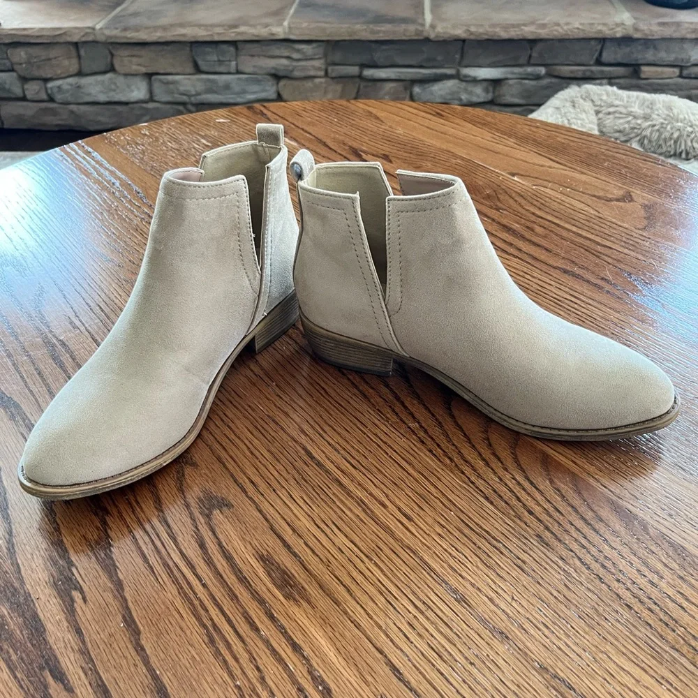 Journee Collection Women’s Rimi Bootie in Stone Suede Stack Block Heels Size 8.5